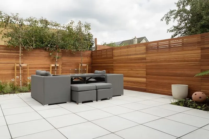Gefliester Terrassenbereich